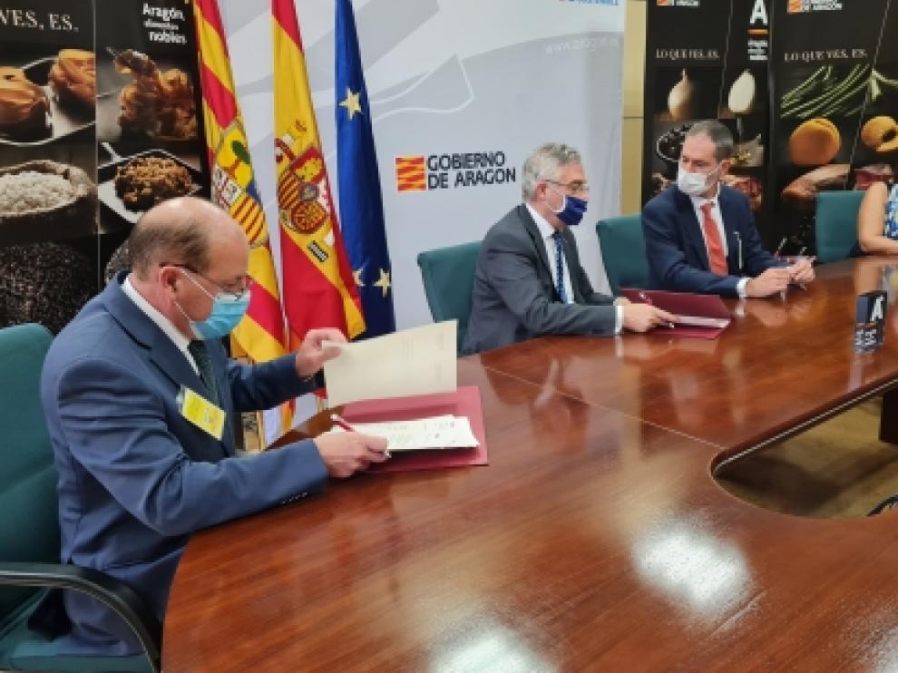 Imagen de la firma del acuerdo