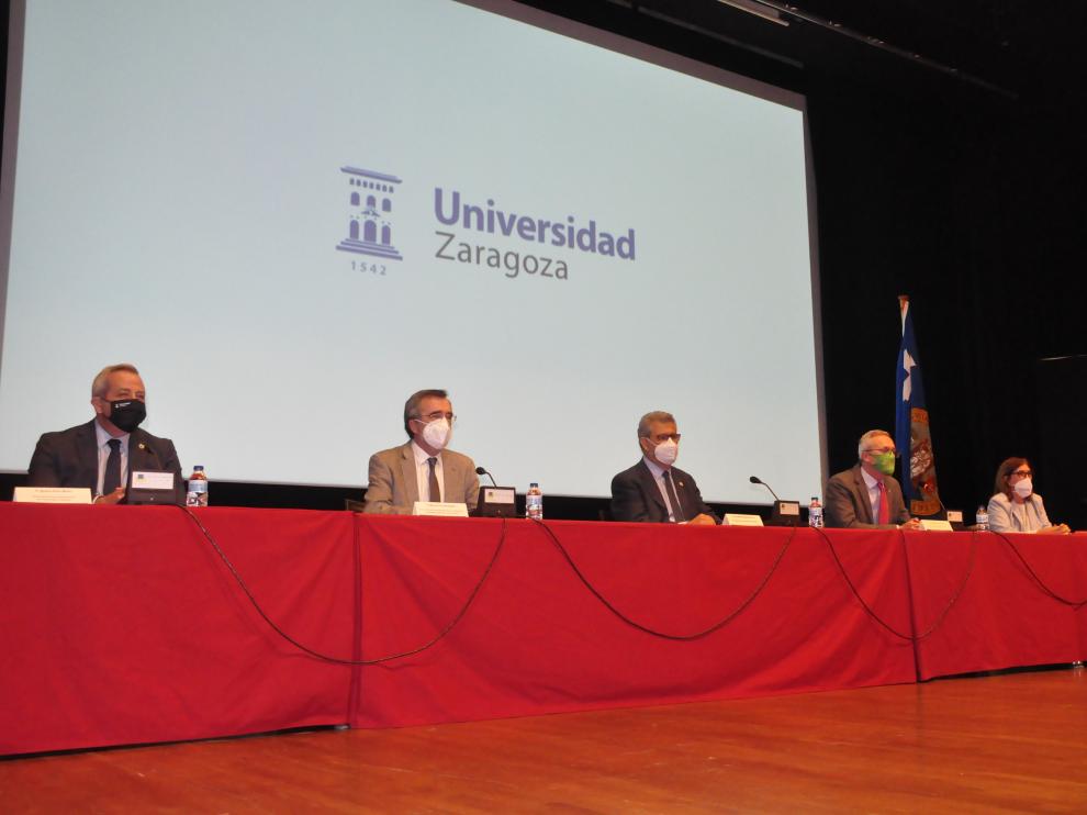 Peiró, Cruz, Mayoral, Ramón, Polo y Lagüéns, en el Palacio de Congresos, durante la conferencia inaugural de los cursos.