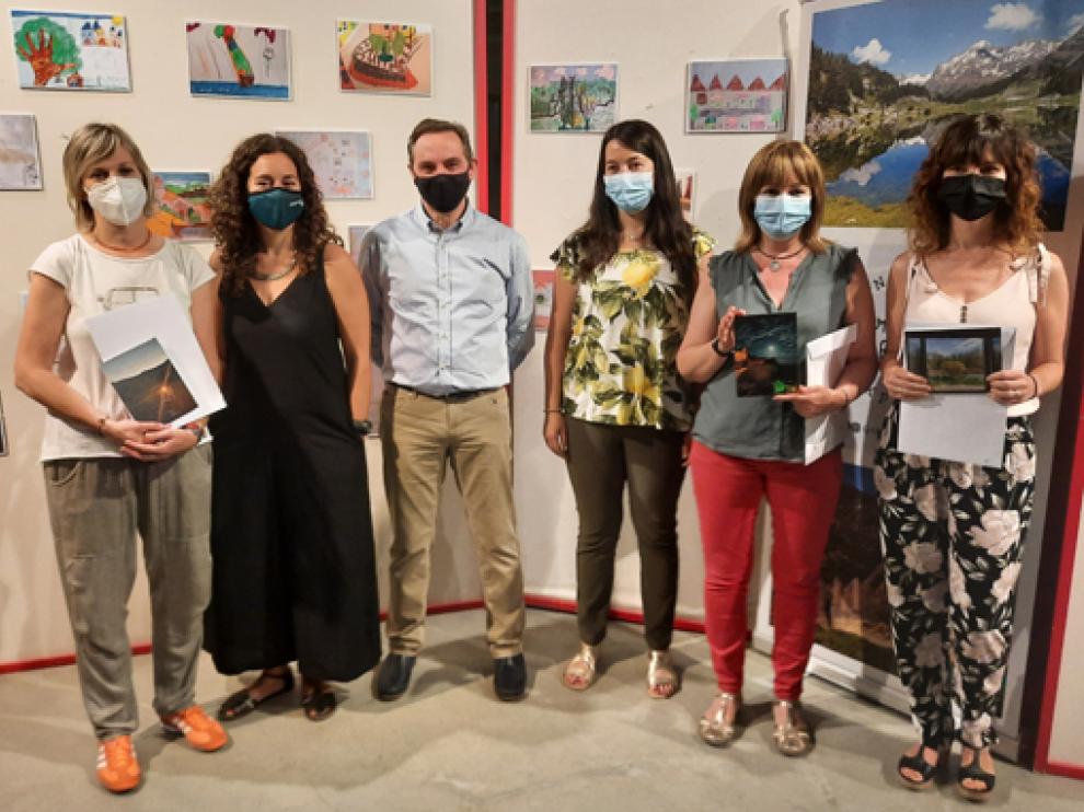 Premiadas y autoridades en el acto de entrega de los galardones.