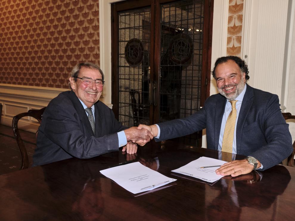 Alejandro Echevarría y Fernando de Yarza firmaron el acuerdo de colaboración.