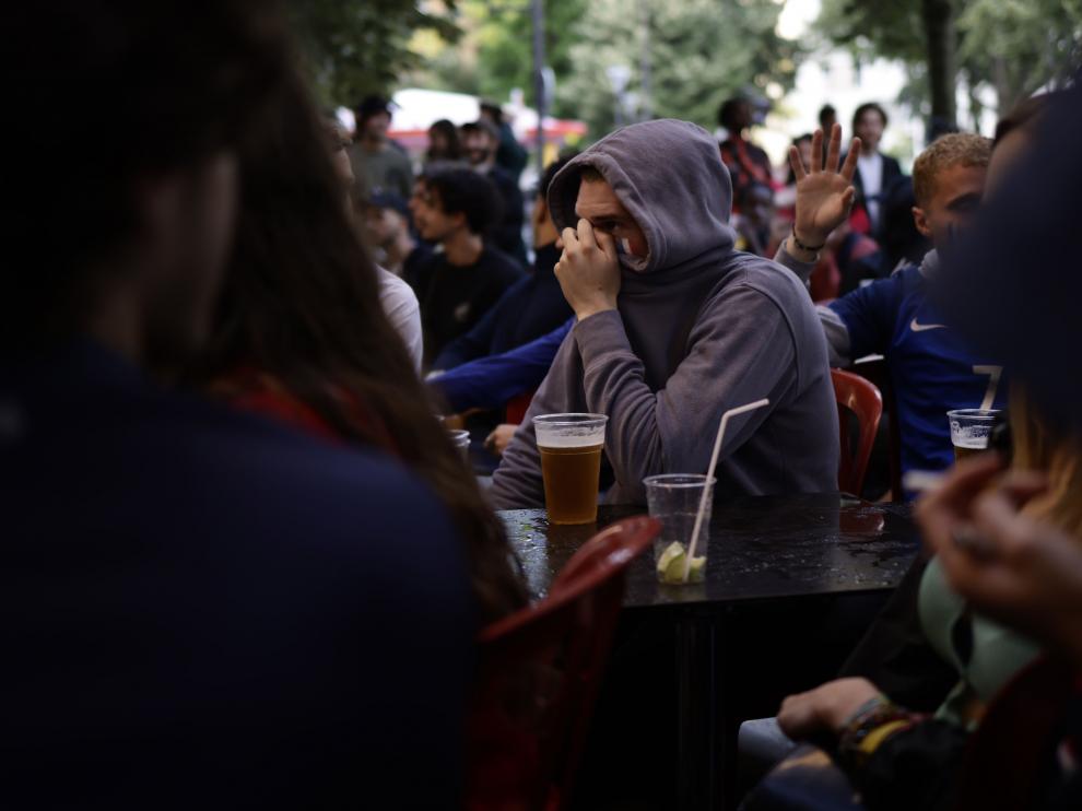 La Eurocopa es una de las preocupaciones de la OMS. En la imagen, un seguidor del partido Francia-Suiza el lunes en París.
