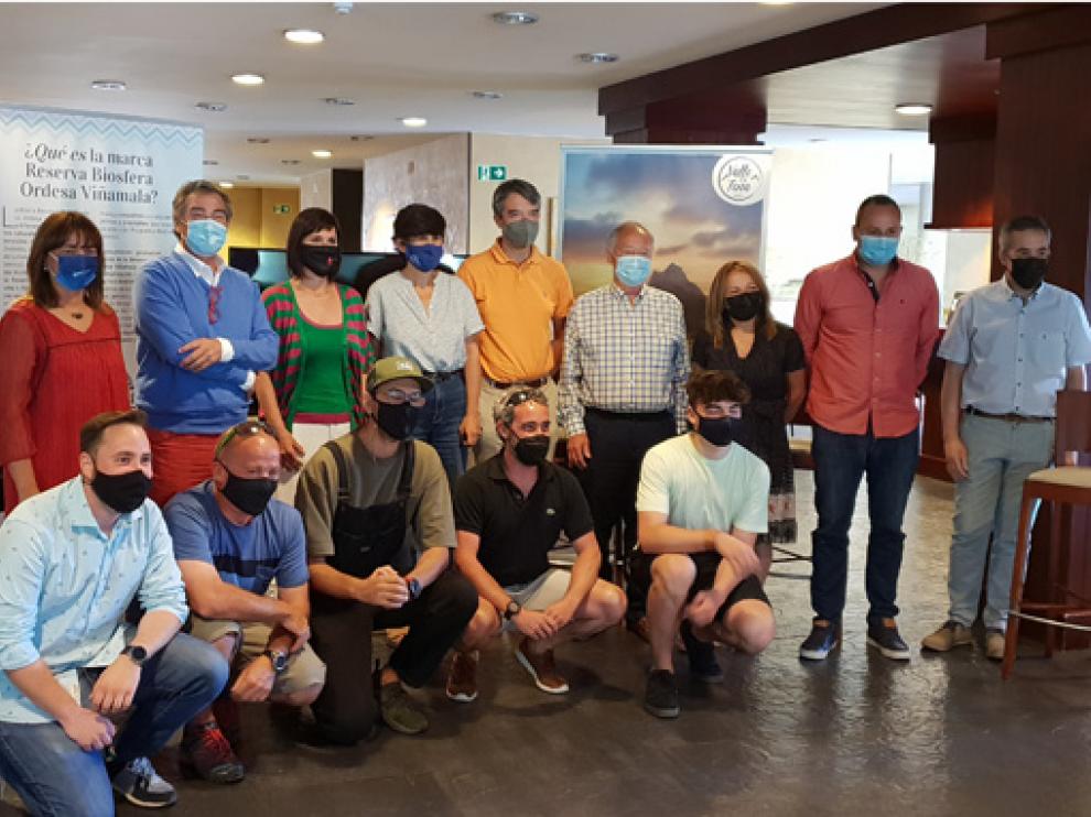Asistentes a la presentación del vídeo promocional sobre cicloturismo en el Valle de Tena.