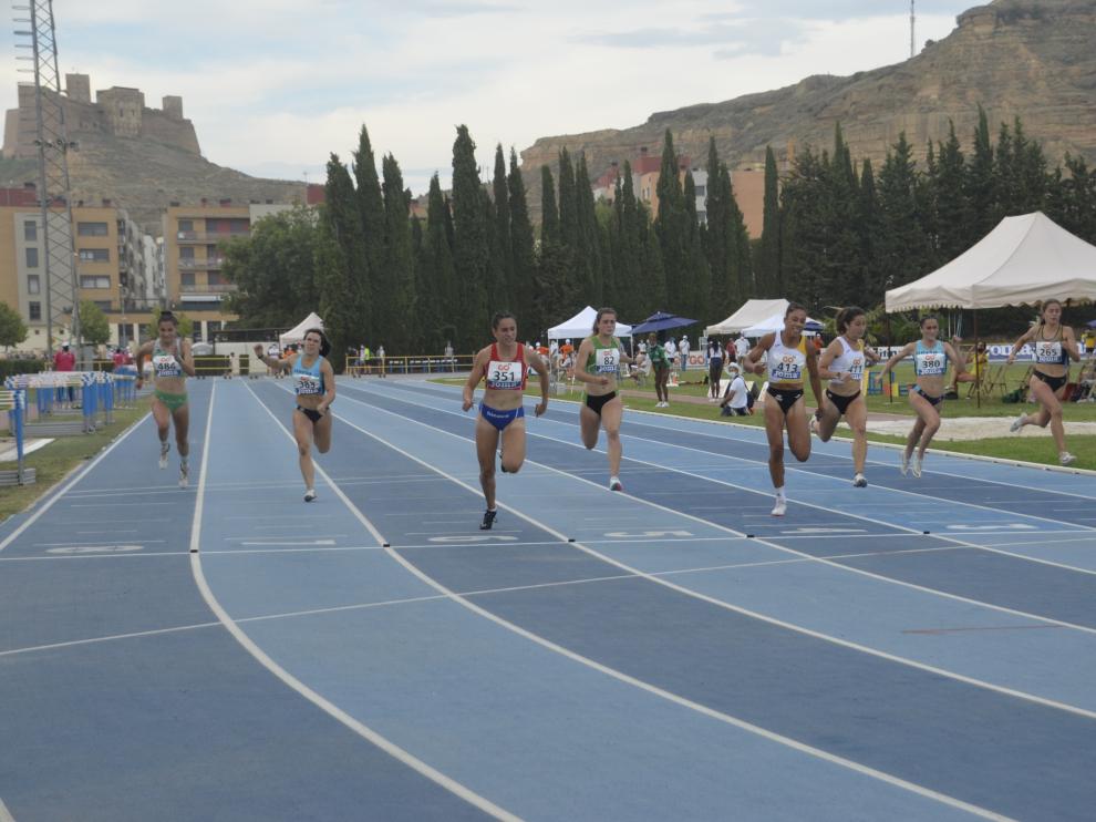 Laura Pintiel en el momento de cruzar la línea de meta.