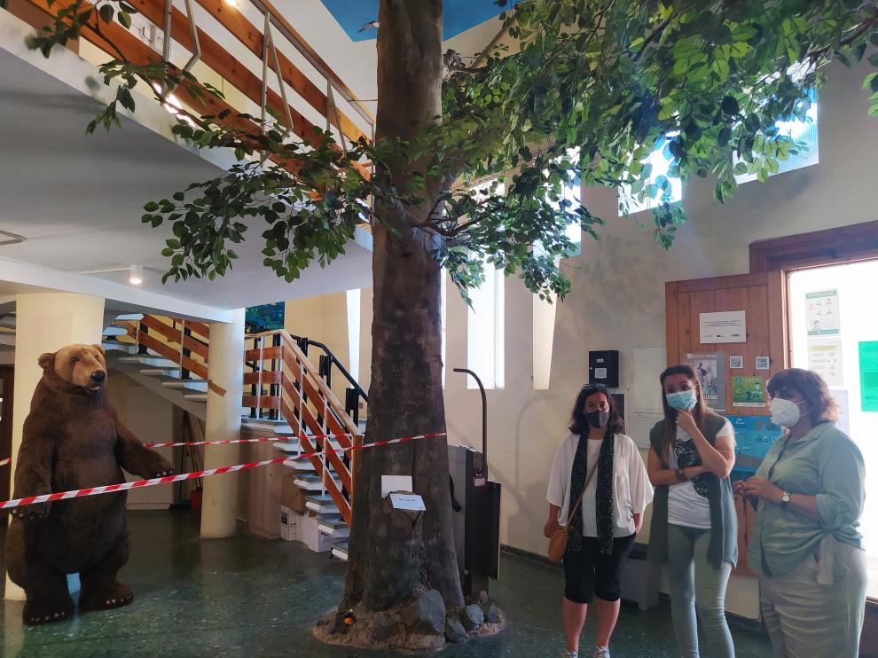 La consejera, flanqueada por la concejala de Desarrollo Rural y la alcaldesa, en el Centro de Interpretación de Ansó.