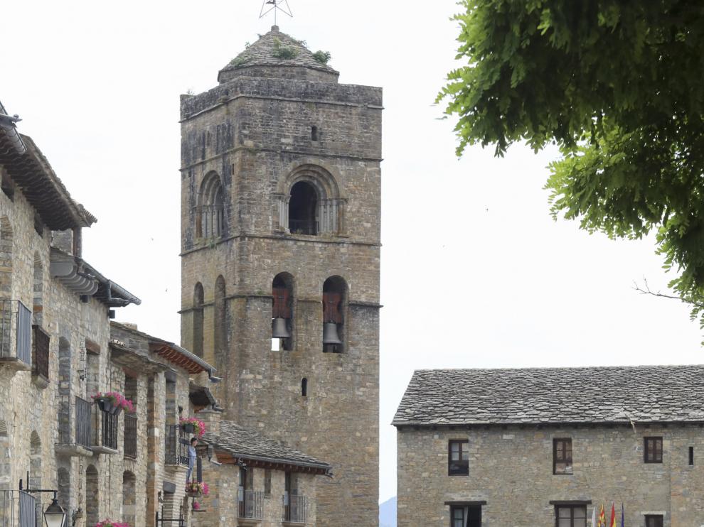 Turistas en el casco histórico de Aínsa