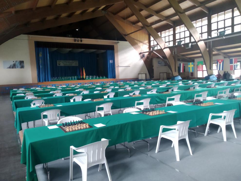 Aspecto del Polideportivo de Benasque, con las mesas a punto para el torneo.