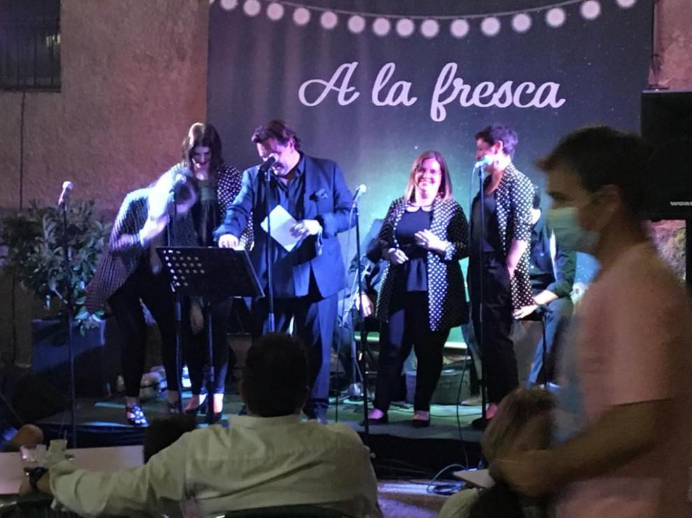 El grupo Emociones a la Carta de Toño Julve consiguió reunir a más de 200 personas en la plaza de Bolea.