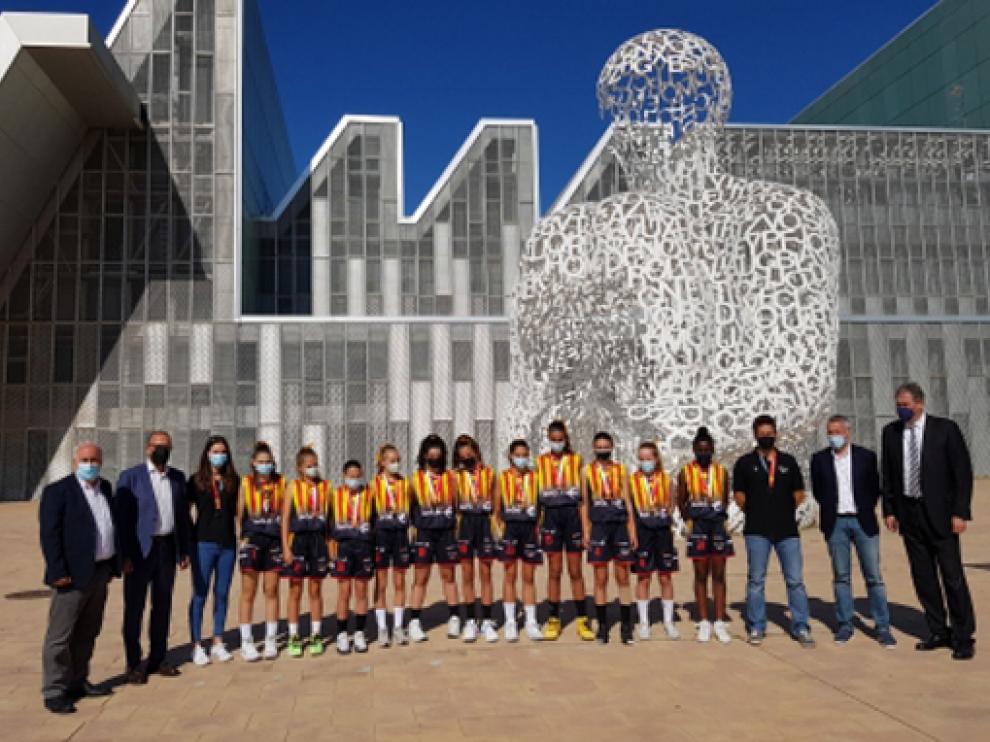 Felipe Faci recibe a la selección aragonesa femenina de Minibasket
