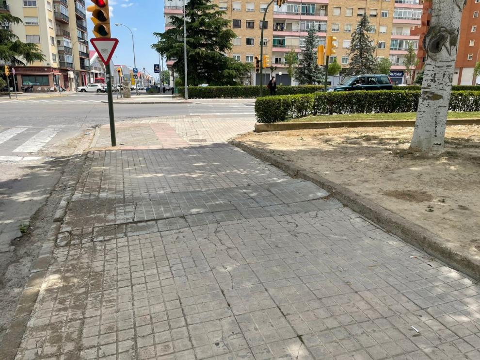 Las aceras desgastadas por el paso del tiempo de la calle Ingeniero Pano esquina con Martínez de Velasco.