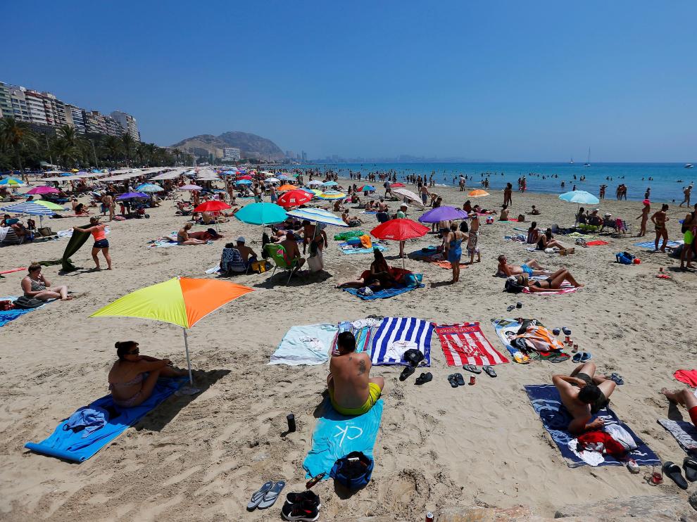 Miles de turistas han acudido a la costa alicantina con el comienzo de julio.