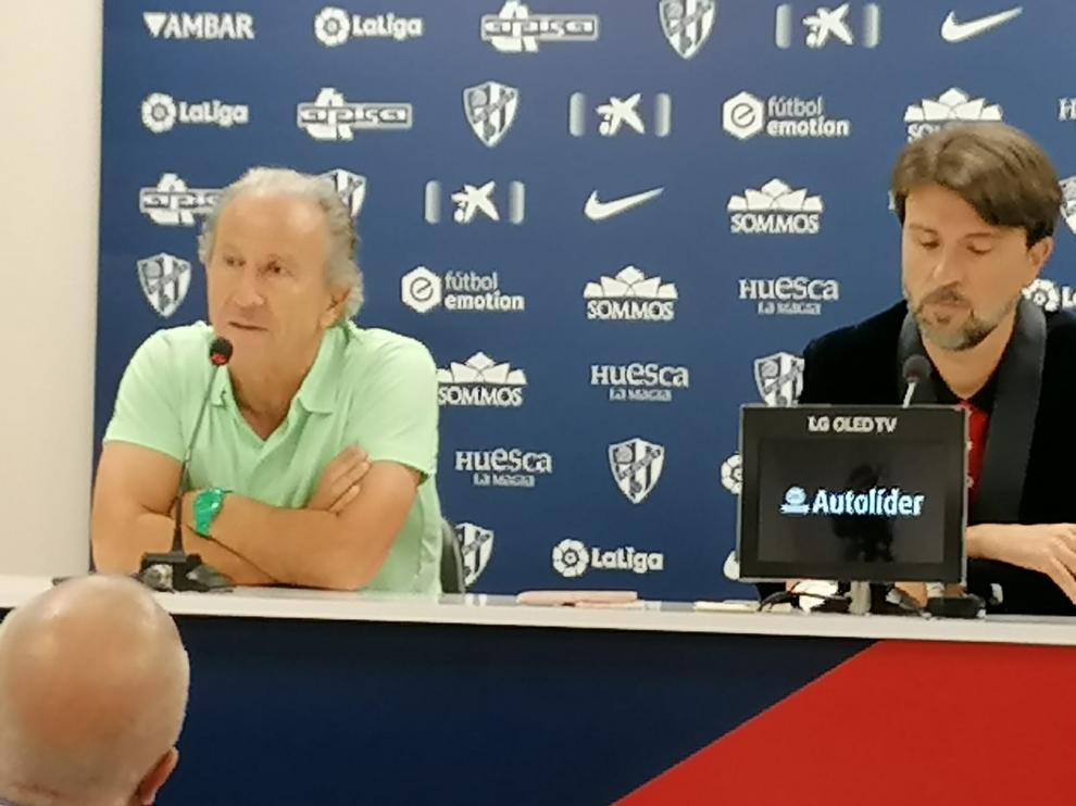 Petón, junto a Ismael Arilla en la sala de prensa de El Alcoraz.