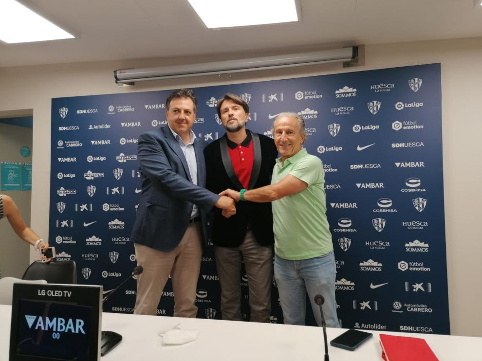 Manuel Torres, Ismael Arilla y Petón, en la sala de prensa de El Alcoraz.