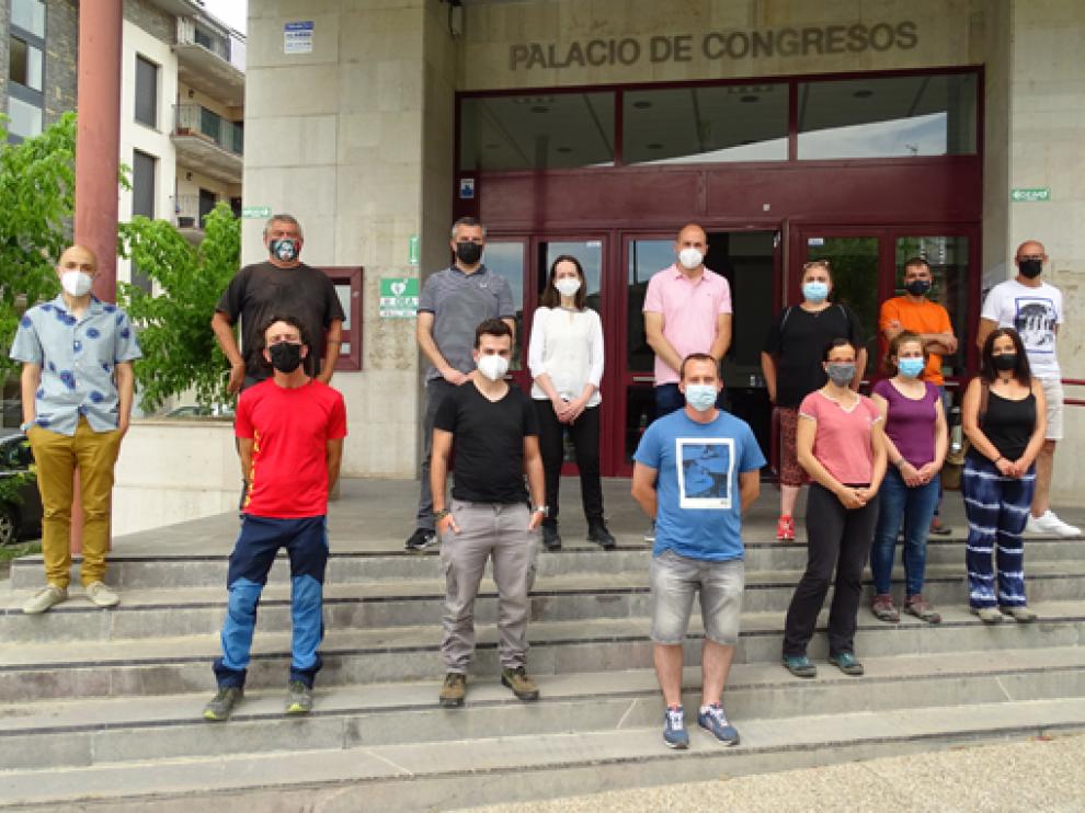 Algunos directivos y participantes en la puerta del Palacio de Congresos.