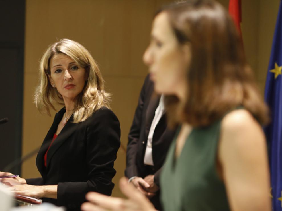 Díaz y Belarra este lunes durante la firma del convenio para evitar la precariedad en el empleo juvenil.