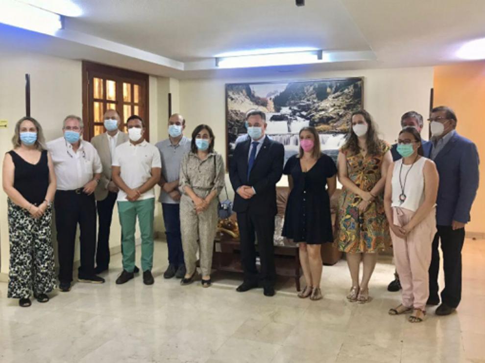 Foto de familia de la nueva junta directiva del Colegio Oficial de Médicos de Huesca.