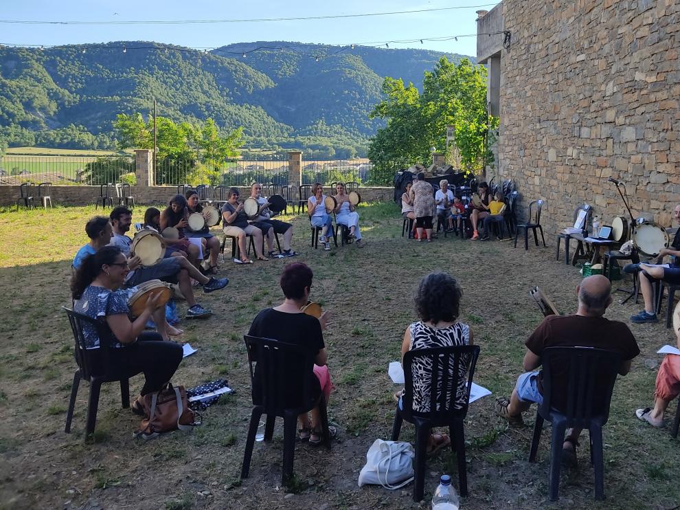 Imagen del curso de pandereta dado el pasado domingo en el Castillo de Aínsa.
