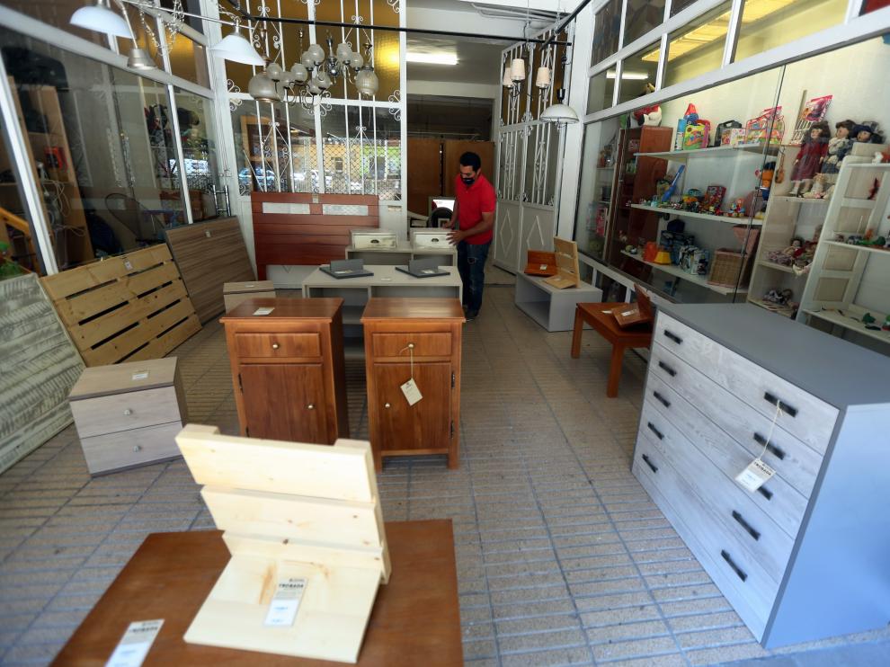 La exposición “Restaura con Corazón” en la tienda Trobada Muebles en la calle Ramón y Cajal