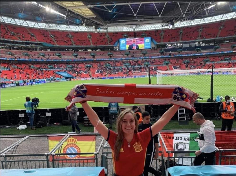 Carlota, en Wembley con la bufanda del Huesca.