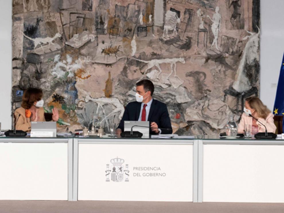 El presidente Pedro Sánchez, presidió este martes el Consejo de Ministros junto a Calvo (izquierda) y Calviño.