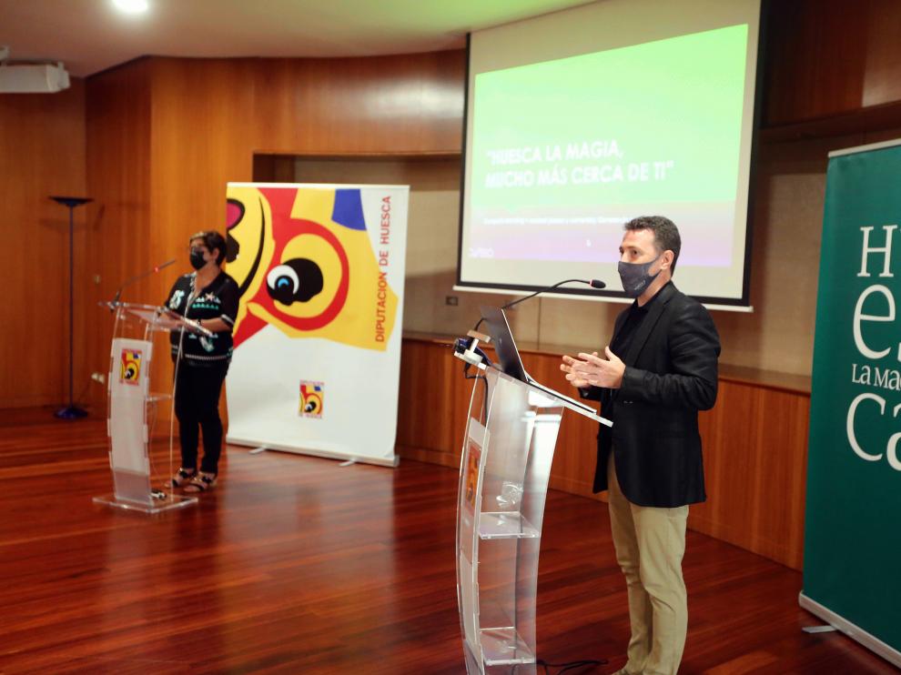 El director gerente de TuHuesca, Fernando Blasco, junto a la vicepresidenta de la DPH, Elisa Sancho.