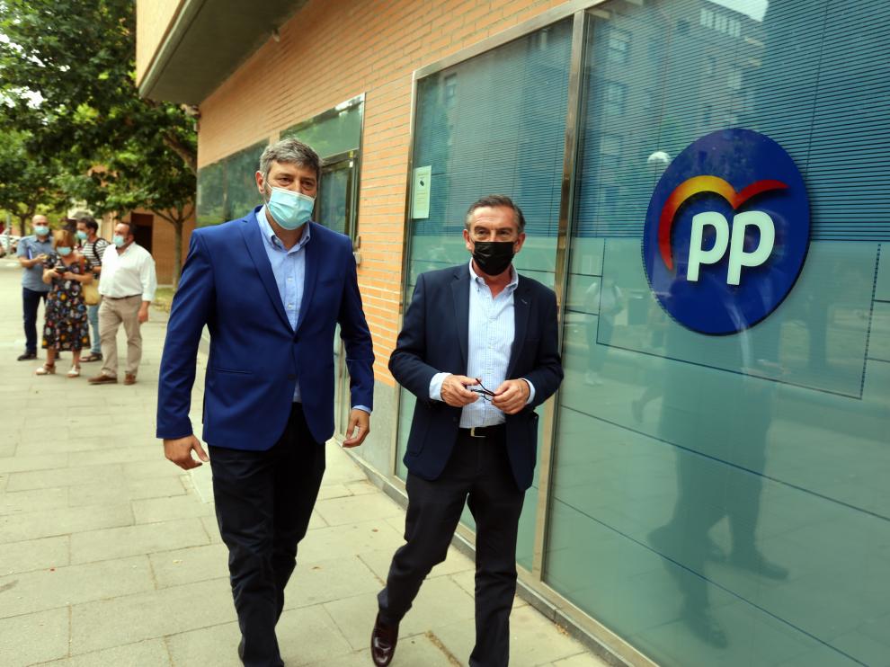 Gerardo Oliván y Luis María Beamonte, en un receso de la reunión que tuvieron ayer.