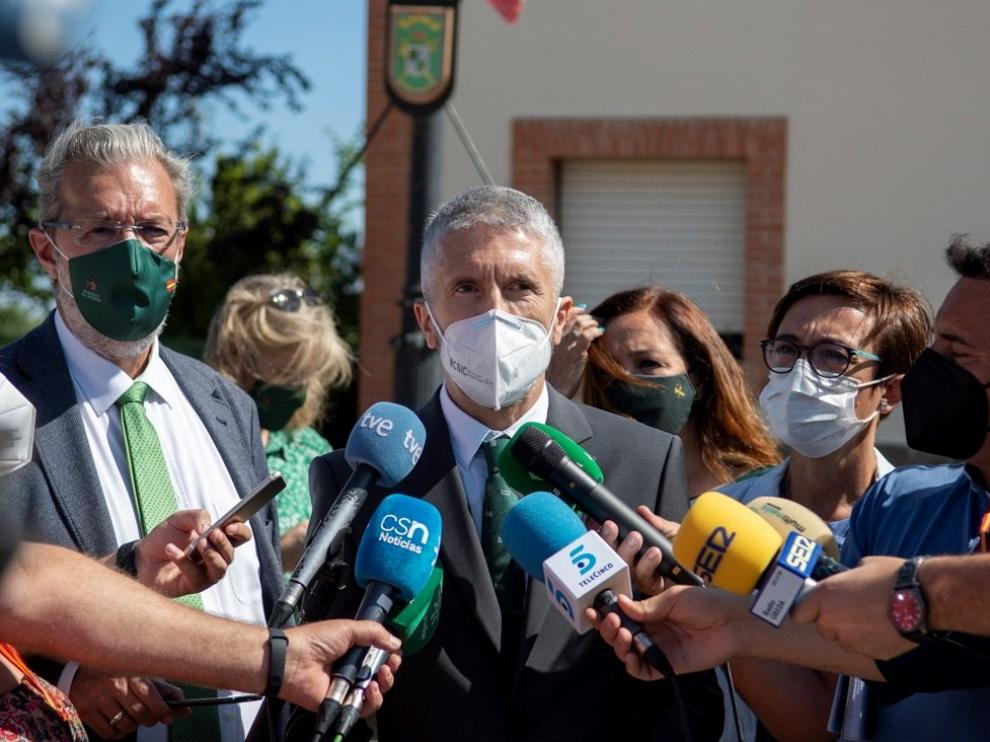 Marlaska rodeado de medios durante la jura de bandera de la Guardia Civil