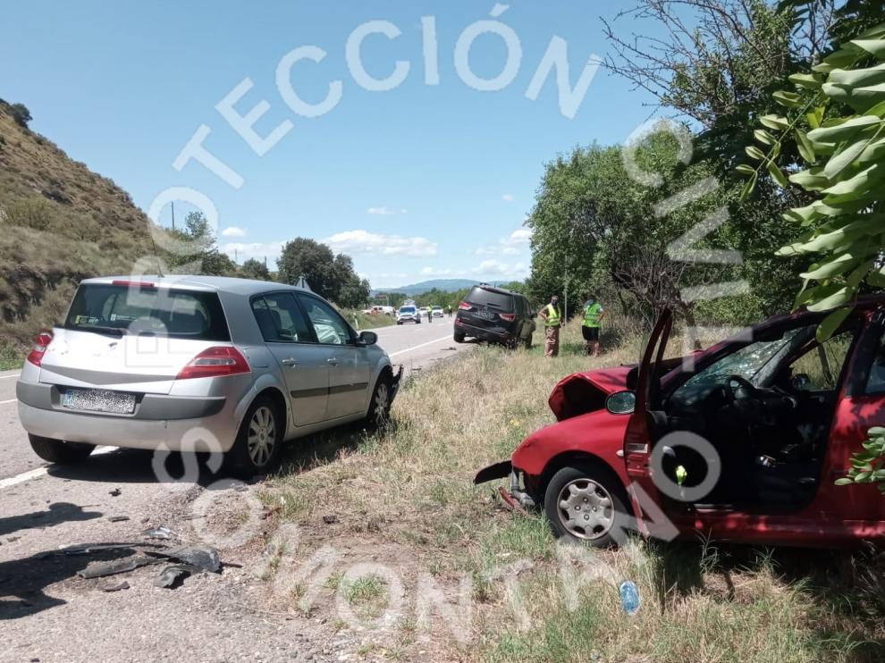 Tres vehículos implicados en un accidente en Barbastro.