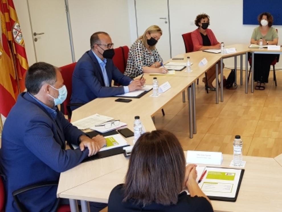 Encuentro de los consejeros Marta Gastón y Felipe Faci con empresas y centros educativos de Fraga