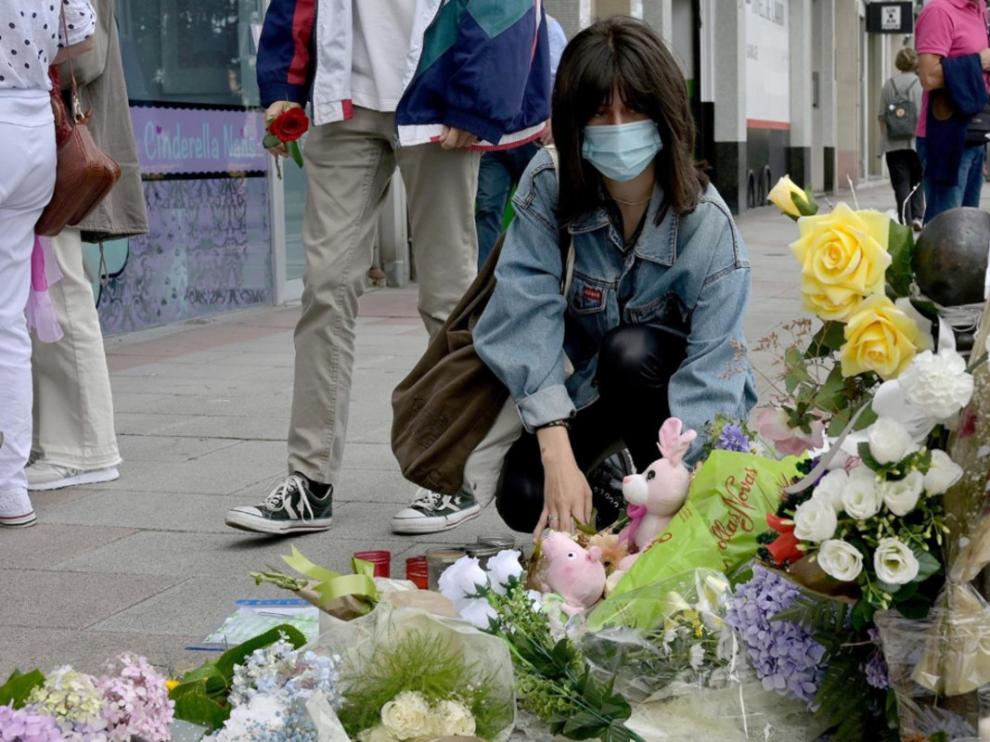 Una mujer deposita flores en el lugar donde asesinaron a Samuel