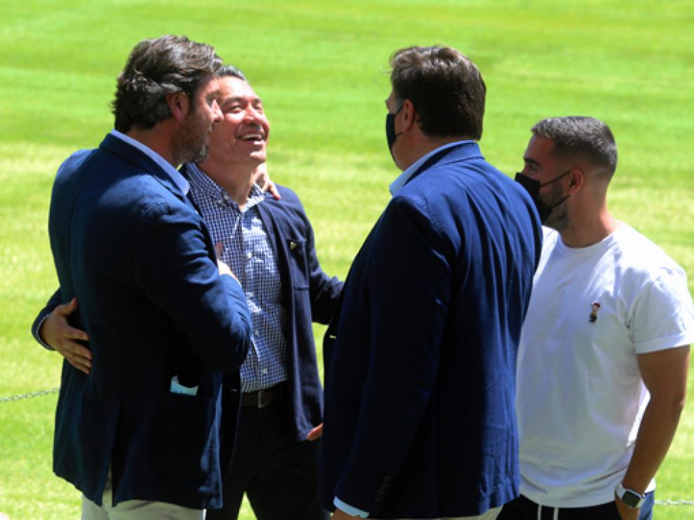 Rubén García, Manuel Torres y Jordi Carracedo conversan con Nacho Ambriz sobre el césped de El Alcoraz.