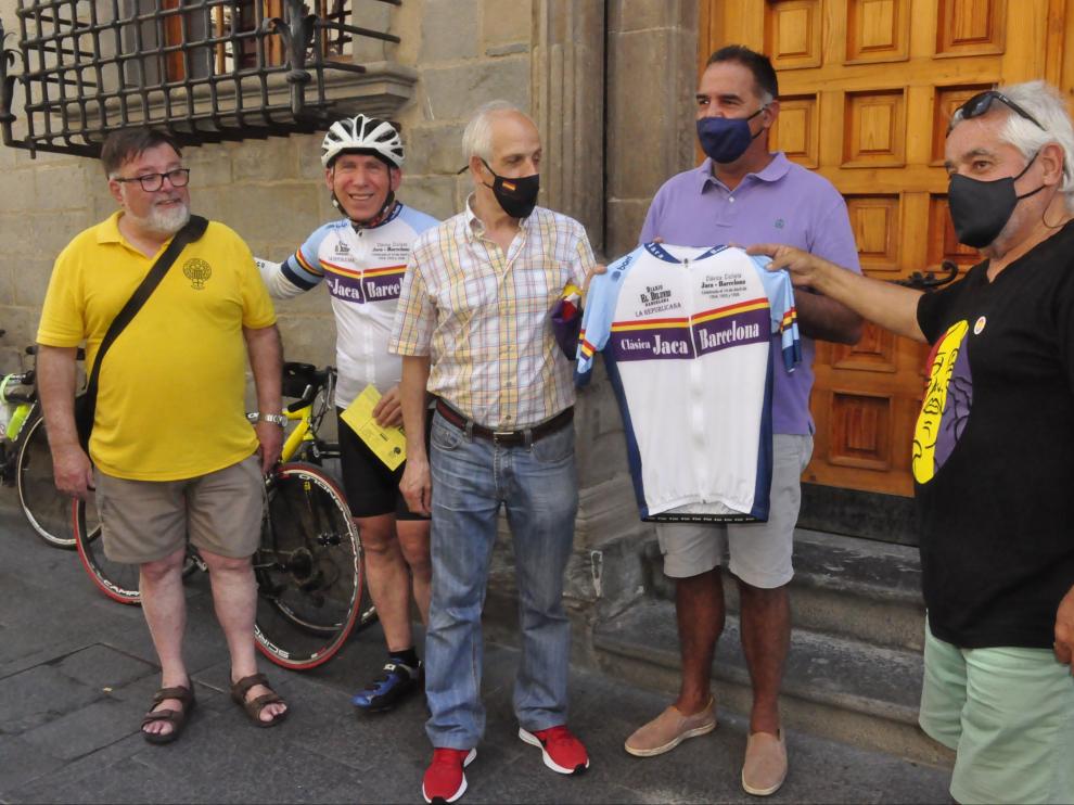 Entrega del maillot conmemorativo al Ayuntamiento de Jaca. R.G.