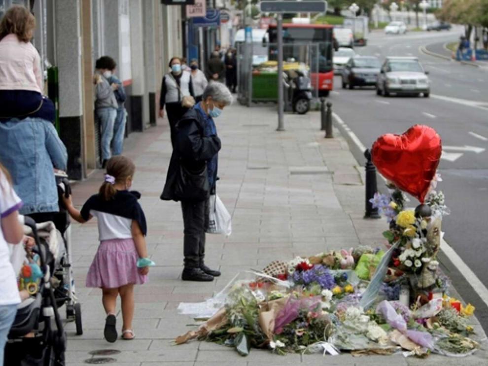 Flores y velas en el lugar en el que fue asesinato Samuel Luiz, en A Coruña