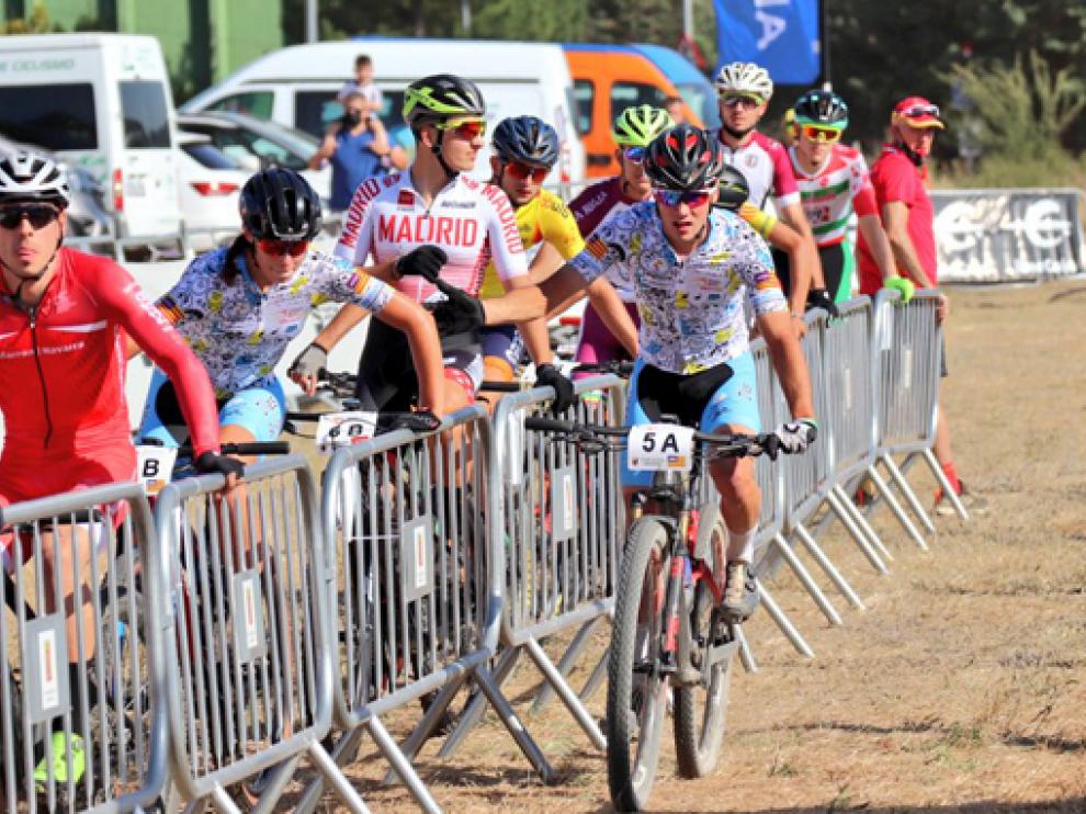 Imagen de uno de los relevos en la prueba de este viernes celebrada en el circuito serrablés.