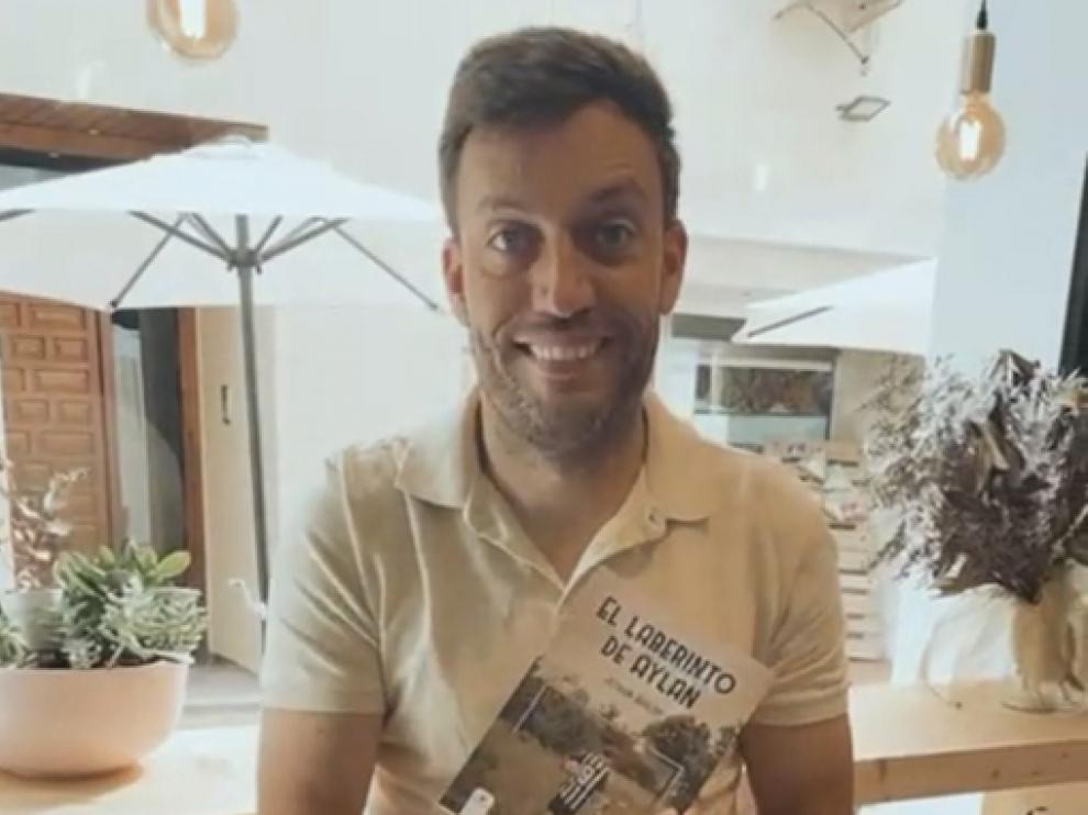 Josan Bailac con su segunda novela.