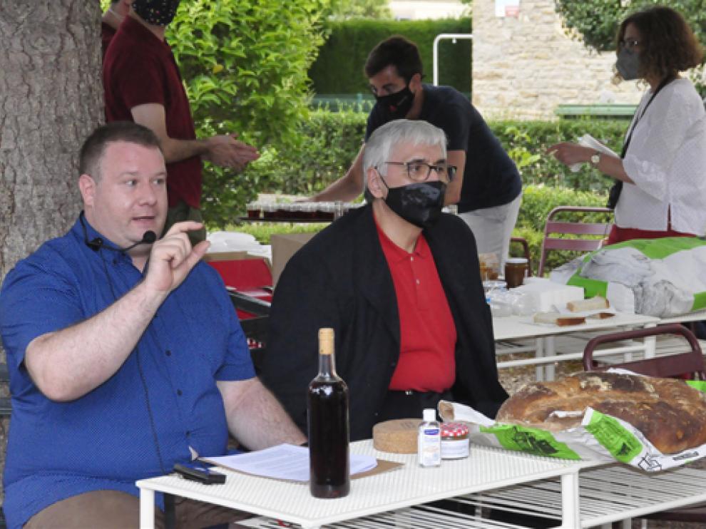 Luis Ángel López y Domingo Buesa, junto a los alimentos en la cata en los jardines de la residencia.