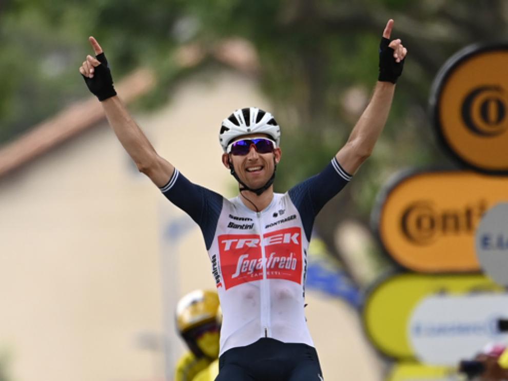El ciclista holandés levanta los brazos en la meta de Quillan después de una exhibición en el tramo final.