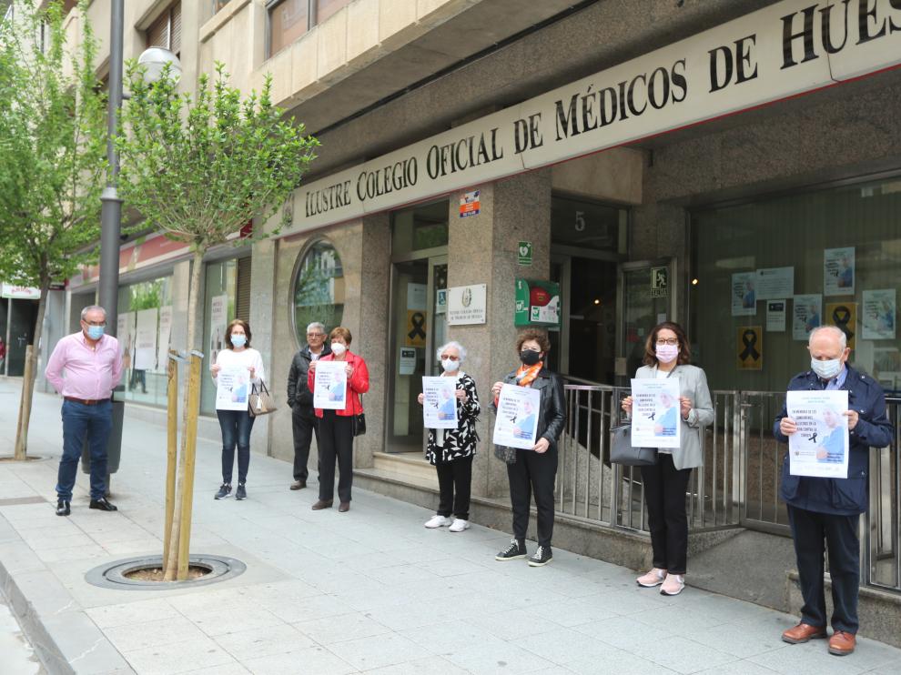 Miembros del Colegio Oficial de Médicos guardando un minuto de silencio por las víctimas del covid