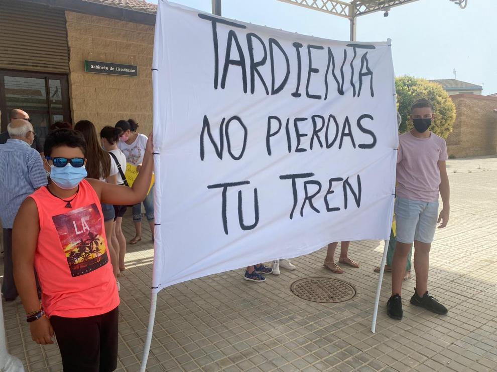 Vecinos de Tardienta reivindicando la situación
