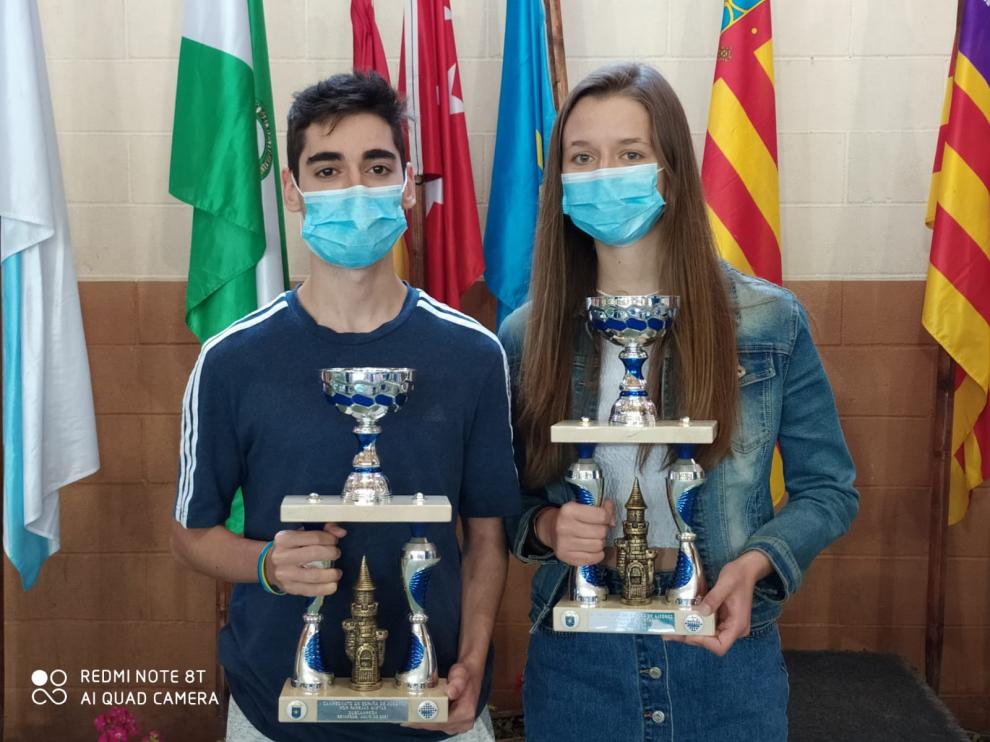 Pedro Ginés y María Eizaguerri, con su trofeo de subcampeones.