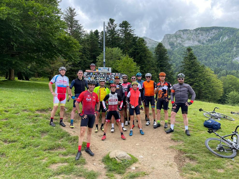El grupo, en la cima del Marie Blanque, uno de los puntos clave del recorrido.