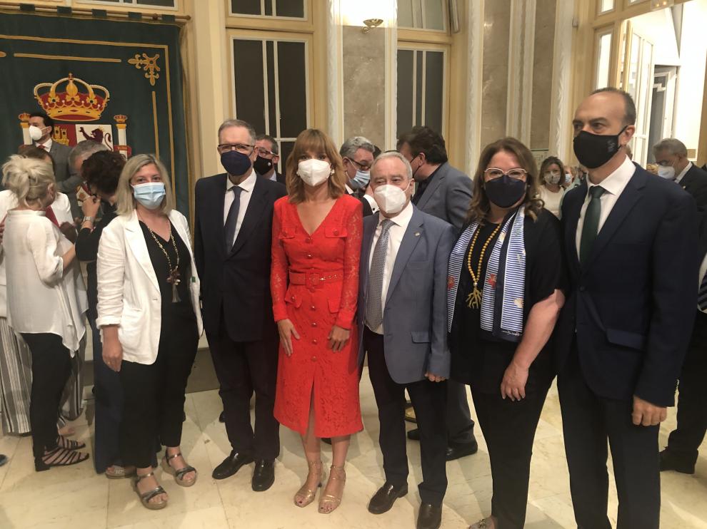 Alegría, en el centro, junto al actual presidente de la DPH, Miguel Gracia, el expresidente Marcelino Iglesias y otros diputados.
