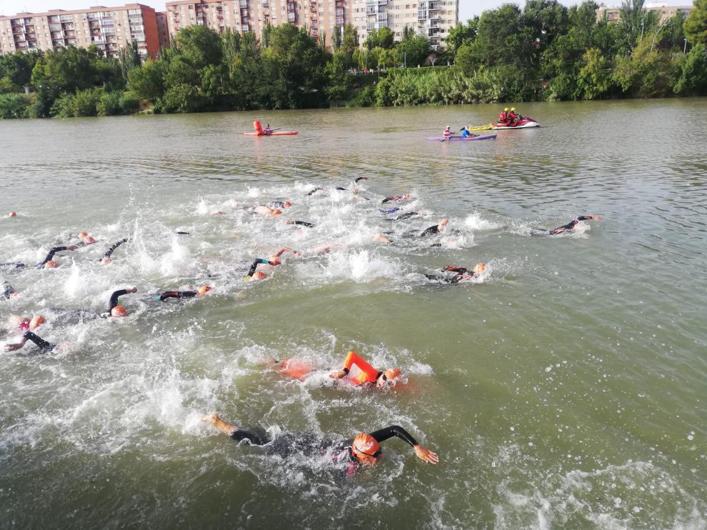 Los triatletas, en el río durante el primer sector de la prueba.