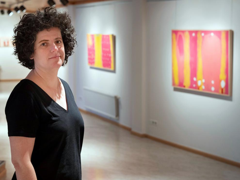 Ana Escar, en el Palacio de Congresos de Jaca, junto a varias de sus obras.