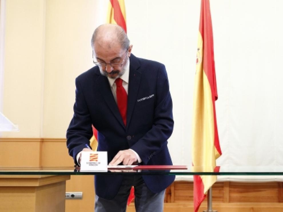 El Presidente de Aragón, Javier Lambán, y el presidente de Correos, Juan Manuel Serrano, firman un convenio marco de colaboración para desarrollar actividades conjuntas que permitan acercar la Administración a la ciudadanía