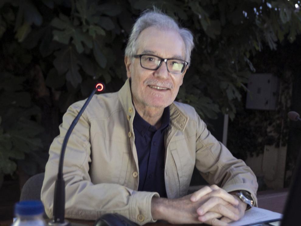 Francisco Marco inauguró anoche el ciclo de conferencias en el jardín del IEA.