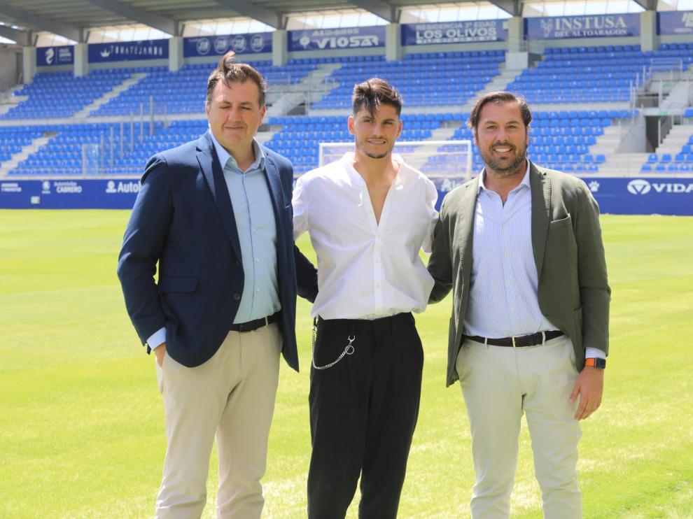Rubén García, junto a Cristian Salvador y al consejero delegado del club, Manolo Torres
