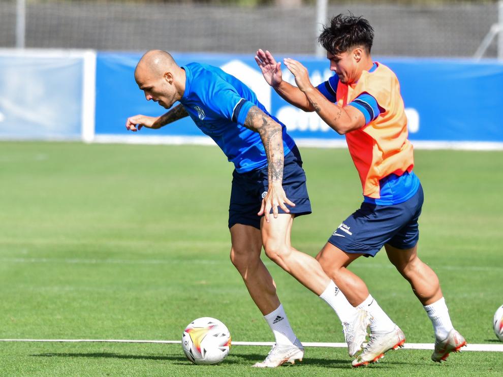 Sandro protege la pelota ante la presión de Barba.