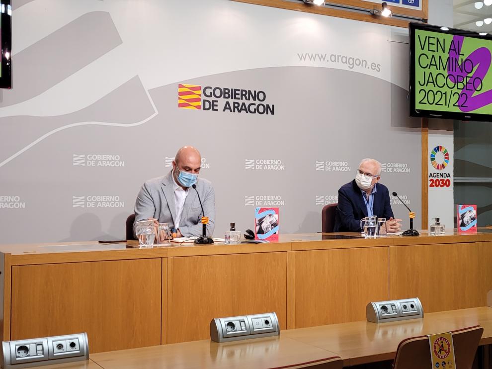 Víctor Lucea director de Cultura, y el de Política Lingüística, José Ignacio López durante la presentación