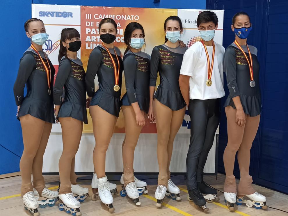 Patinadores aragoneses de las categorías mayores, con sus medallas.