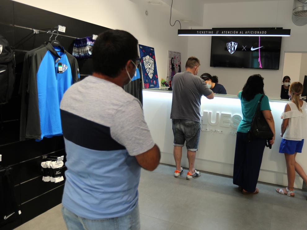 La tienda del club ha recibido de nuevo a muchos abonados.